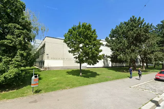 Bei den laufenden Schulsanierungen ist Meidling laut Wilfried Zankl fast komplett fertig. In der Hermann Broch Gasse werden noch Handgriffe gesetzt.  | Foto: Google Maps