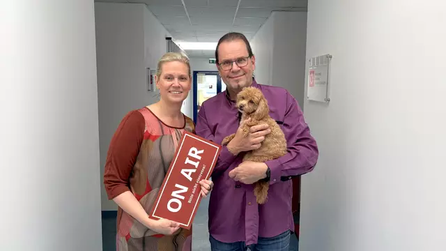Moderatorin Sandra Schütz, Astrologe Wilfried Weilandt und Astro-Dog Bella haben in die Mai-Sterne geschaut. | Foto: Lukas Triebelnig