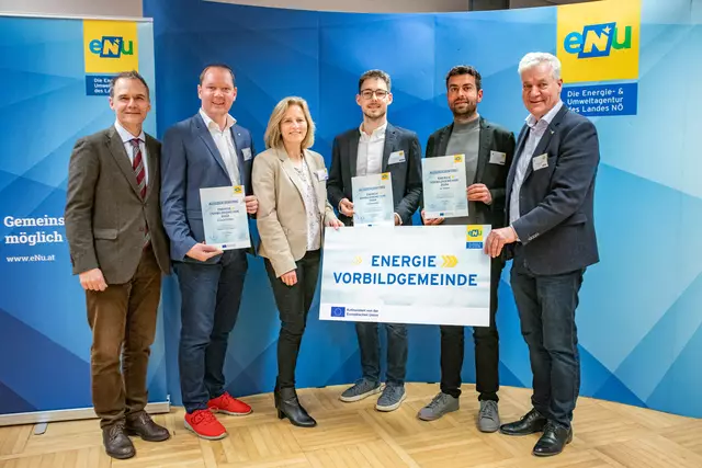 Auszeichnung für Böheimkirchen, Prinzersdorf, St. Pölten mit Peter Obricht (Land NÖ), Franz Haunold (Böheimkirchen) Monika Panek (eNu), Dominic Walter (Prinzersdorf), Ali Firat (St. Pölten), Landtagsabgeordneter Anton Kasser | Foto: eNu / Rechberger
