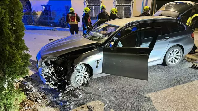 Die Front des PKWs wurde schwer beschädigt. | Foto: FF Raabs