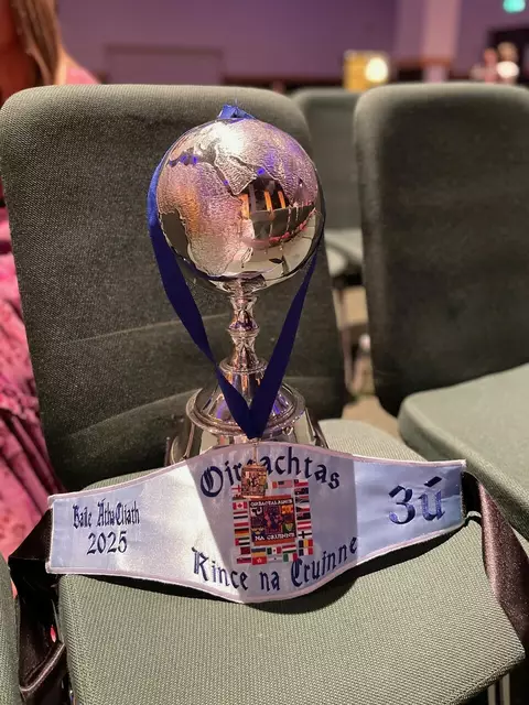 Nur wenige erhalten die begehrte Trophäe. | Foto: Irish Dance Company