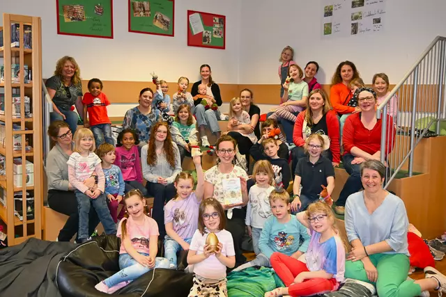 Vizebürgermeisterin Gabriela Dietl (sitzend 1. Reihe rechts) konnte gemeinsam mit Autorin Leni Steindl (sitzend mit Buch in den Händen) viele begeistere Kinder in der Bibliothek willkommen heißen. 

 | Foto: Stadtgemeinde Gföhl