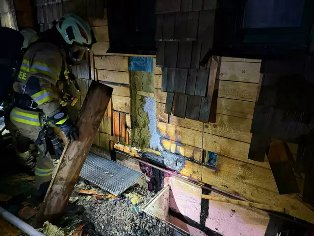 Ersten Erhebungen zufolge dürfte abgebrannte Grillkohle, die bereits am Samstag im unmittelbaren Nahbereich der Hausfassade gelagert worden war, den Glimmbrand ausgelöst haben.