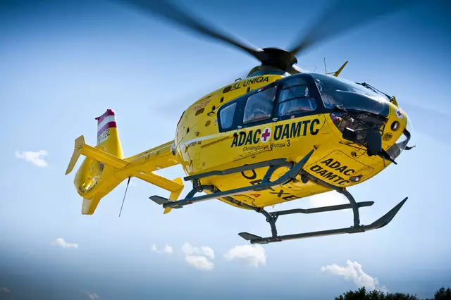 Der 23-jährige Motorradlenker und seine 20-jährige Mitfahrerin aus dem Bezirk Baden erlitten bei einem Zusammenstoß mit einem Auto schwere Verletzungen. Der Fahrer wurde mit dem Notarzthubschrauber Christophorus 33 in das Universitätsklinikum St. Pölten geflogen. | Foto: ÖAMTC/SYMBOLFOTO