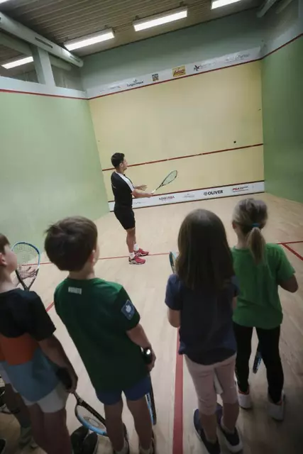 Der Kids Day eröffnet die Squash-Tage in Salzburg. Immer ein Highlight für Profi-Sportler Aqeel Rehman, den Kids seinen Sport zu zeigen. | Foto: Jasmin Walter