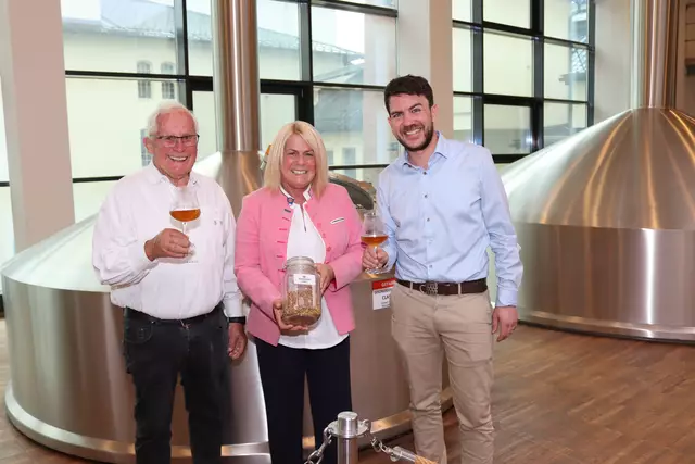 Franz Paar, Bauerngman, Gerda Sandriesser, Kirchtagsobfrau und Braumeister Lukas Scharf. | Foto: MeinBezirk.at