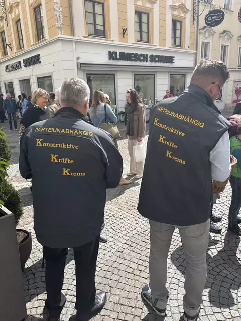 teilten die beiden parteiunabhängigen Gemeinderäte Andreas Ettenauer (l.) und Dominic Heinz (r.) Ostergeschenke aus.