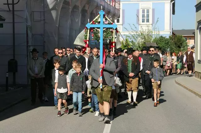 Verschiedenste Kreuze und viel Jugend bei den Maschta-Prozessionen | Foto: Cescutti