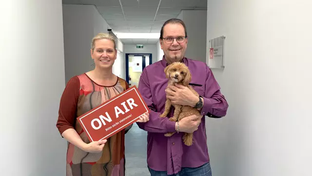Moderatorin Sandra Schütz, Astrologe Wilfried Weilandt und Astro-Dog Bella haben in die Mai-Sterne geschaut. | Foto: Lukas Triebelnig