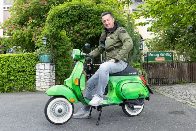 Standesgemäße Anreise: Bernhard Faber kam mit seiner "Jugendliebe", einer restaurierten Vespa BK 50 SS, zum MeinBezirk-Interview.  | Foto: Konstantinov