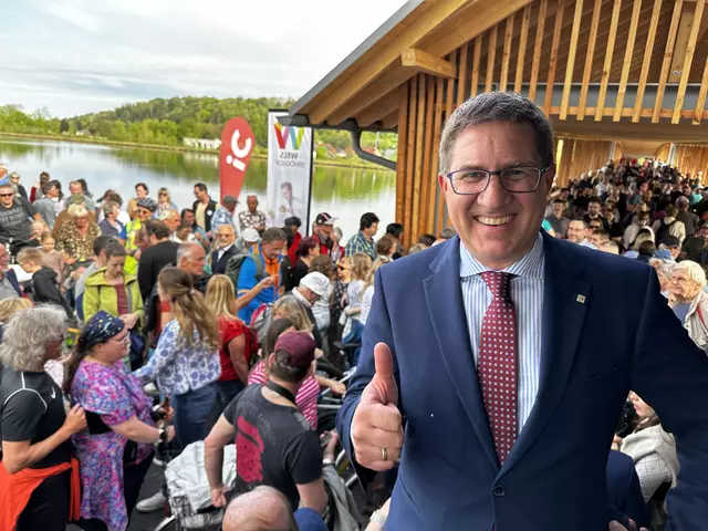 Der Welser Bürgermeister Andreas Rabl zeigt sich sichtlich erfreut: Die neue Römerbrücke wurde bei der Eröffnung regelrecht gestürmt. | Foto: MeinBezirk