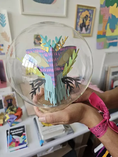 Moreno zeigt, wie buntes Papier zu beeindruckenden Skulpturen werden. | Foto: Tamara Winterthaler