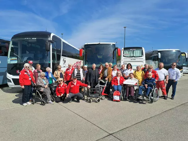 16 Seniorinnen und Senioren starteten gemeinsam mit dem Roten Kreuz Lilienfeld – St. Aegyd und Wachter Reisen zu einem entspannten Ausflug zum Ostermarkt nach Schönbrunn. | Foto: RKNÖ/Johann Brunner