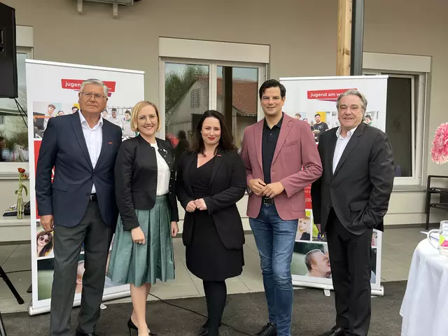 Freuen sich über die Eröffnung: Walter Ferk, Elke Halbwirth, Sandra Schimmler, Hannes Amesbauer und Walerich Berger.  | Foto: Eva Heinrich-Sinemus