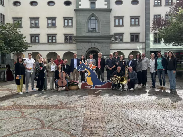 Christian Scheider, Max Habenicht sowie die Partnerinnen und Partnern der Drachenjagd und dem Team des Stadtmarketings Klagenfurt bei der Präsentation des heurigen Programms am Domplatz. | Foto: MeinBezirk.at