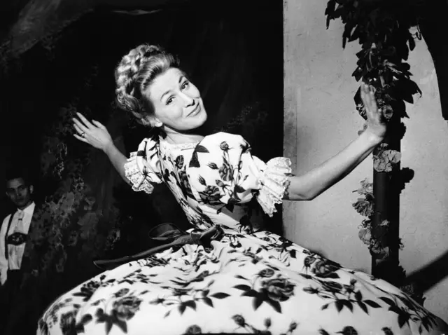 Waltraut Haas erreichte über Film- und Fernsehen das breite Publikum. Doch auch auf der Bühne war sie eine Größe. Hier als Rössl-Wirtin in der Operettenversion von "Zum weißen Rössl". | Foto:  Heinz Köster / Ullstein Bild / picturedesk.com