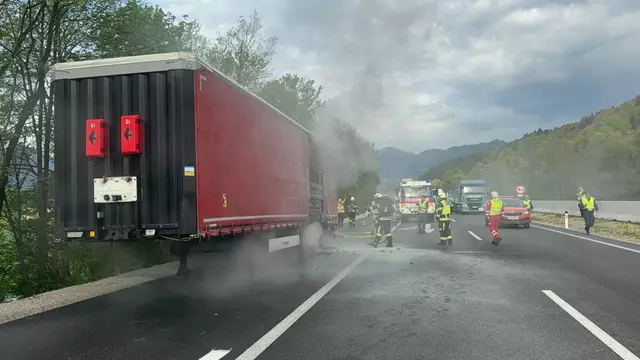 Die A12 war auch zwei Stunden nach der kurzen Sperre im Bereich Kundl nur erschwert passierbar.  | Foto: ZOOM.TIROL