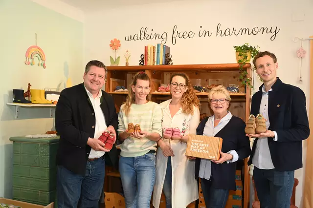 Vizebürgermeister Markus Riedmayer, Bettina Toth-Friedl, Sabrina Patry, StR Maria Wieser und GR David Allram-Markel bei der Eröffnung der Schuh-Boutique. | Foto: 2025psb/sap