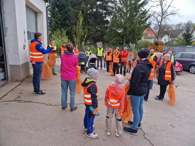 Menschen verschiedenster Altersgruppen – Familien, Jugendliche, Senioren – kamen zusammen, um dort aufzuräumen, wo andere achtlos Müll hinterlassen hatten. | Foto: Natascha Mang
