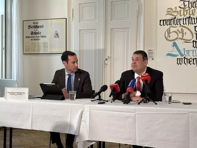 Meldestellenleiter Benjamin Nägele und IKG-Präsident Oskar Deutsch präsentierten den Bericht am Mittwoch. | Foto: Barbara Schuster/MeinBezirk