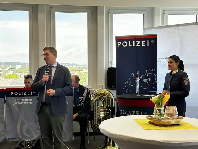 Der Welser Bürgermeister Andreas Rabl heißt den neuen Stadtkommandanten Stefan Müller willkommen. | Foto: MeinBezirk/Braun