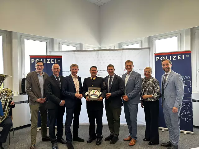 Stadtpolizeikommandant Stefan Müller mit Vertretern der Welser Politik. | Foto: MeinBezirk/Braun