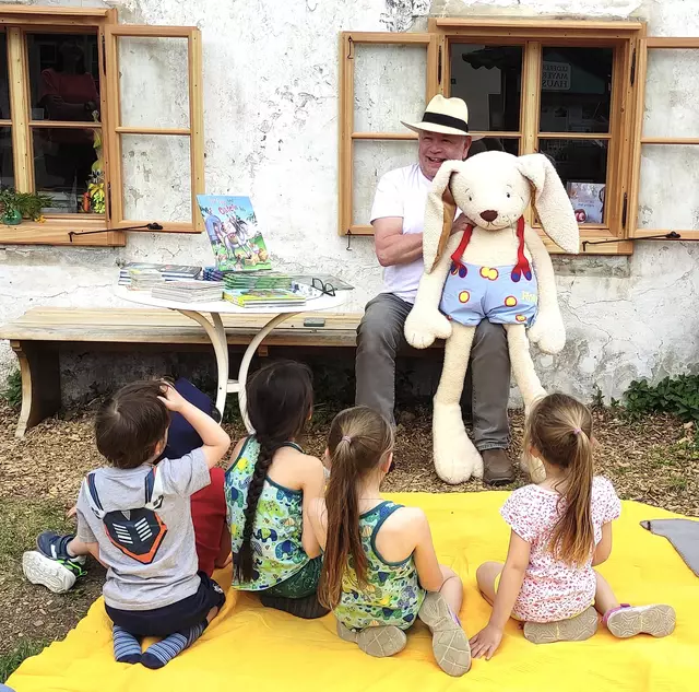 Erich Weidinger hat kürzlich eine Osterlesung für Kinder in Unterach gehalten. Wichtig sei, dass die Kinder mitmachen können. | Foto: A.W.