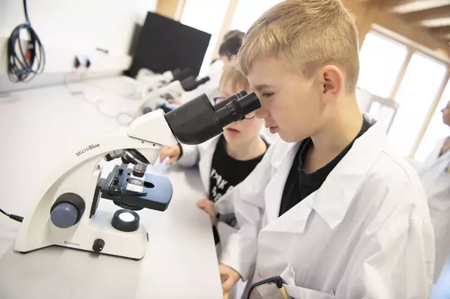 Blick durch das Mikroskop: Die jungen Gäste zeigten sich fasziniert von der Welt der Mikroorganismen. | Foto: HBLFA Tirol