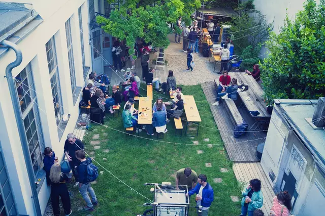 Ausklang im Garten: Mit Musik, Verpflegung und entspanntem Beisammensein endet das Grätzl Art Open in der Ateliergemeinschaft HDS59. | Foto: Niko Mayr