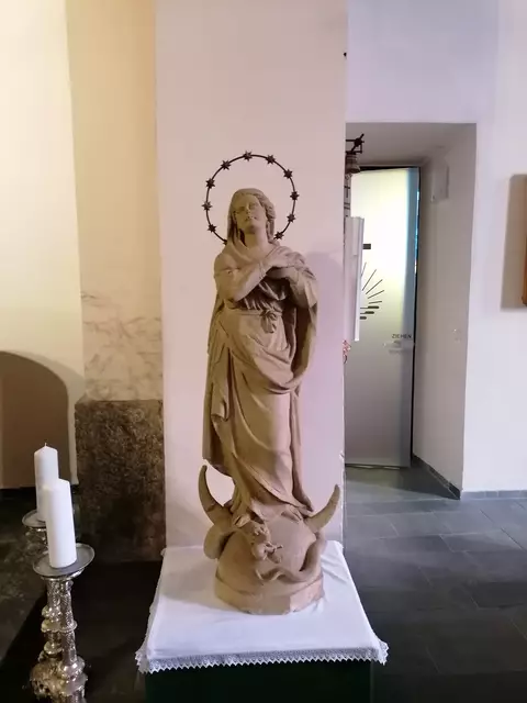 Die Marienstatue des damaligen Prangers befindet sich in der Pfarrkirche Lembach – und zwar derzeit rechts vom Altar.  | Foto: Andrea Gierlinger