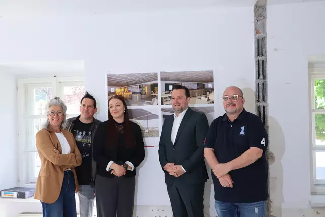 Architekten und Gemeindevertreter mit der neuen Wirtin Sara Hofer (3.v.l.). | Foto: Seelos