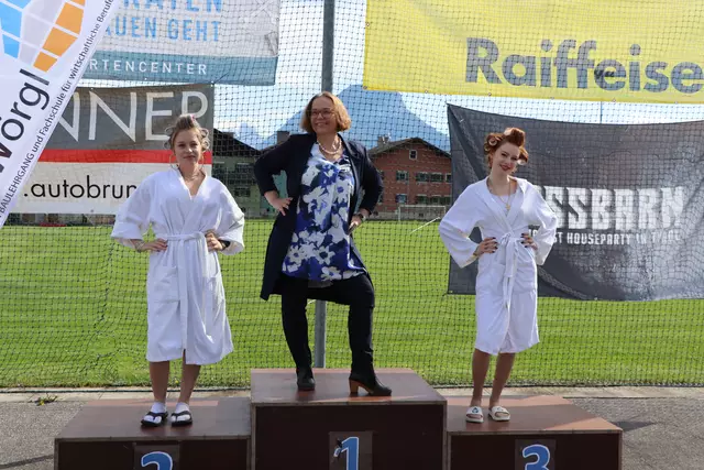 Direktorin Helga Dobler-Fuchs posierte schon einmal mit zwei Schülerinnen auf dem Siegertreppchen. | Foto: Nimpf