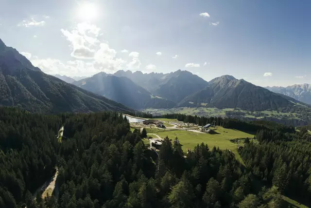 Der Serlespark bei der Bergstation sorgt für Entspannung und Vergnügen für Groß und Klein.  | Foto: TVB Stubai Tirol / Andre Schönherr