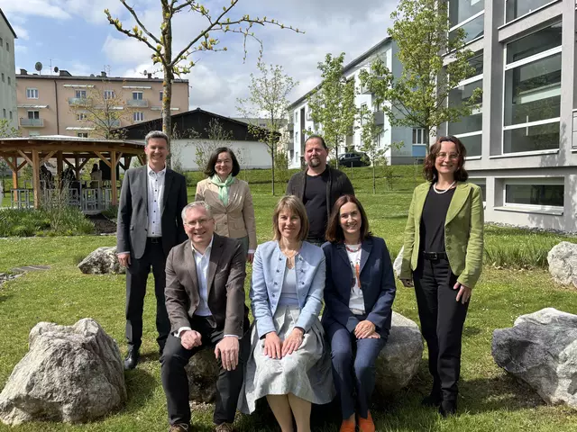 Am Foto hinten: Landesrat Daniel Fellner, Landschaftsarchitektin Dagmar Wallgram, Architek Hannes Schienegger.
Vorne: Bürgermeister Martin Kulmer, Schulleiterin Barbar Urbanek, Gerhild Hubmann von der Abteilung Bildung und Sport des Landes Kärnten und Bildungsdirektorin Isabella Penz | Foto: MeinBezirk