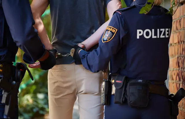 Die Handschellen klickten für einen 22-jährigen Flachgauer nach einem Tankstellen-Raub, einer tätlichen Attacke auf eine Polizistin mit Verletzungsfolge. In der Zelle beschädigte er noch die Sanitäranlage. | Foto: BMI/Alexander Tuma