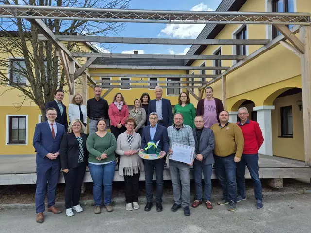 1. Reihe: BH-Stv. Mag. Johannes Tüchler, Simone Erhart, Heidi Kollros-Habisohn, Christiana Kainz, Josef Binder, Günter Koll, Gerhard Burian, Markus Teubel und Jochen Strnad.
2. Reihe: Jürgen Lunzer, Jutta Langhammer, Michael Annerl, Silke-Maria Hauer, Katrin Wurth, Petra Wälzl, Robert Altschach, Silvia Linhart und Margot Breuer | Foto: Marktgemeinde Dobersberg