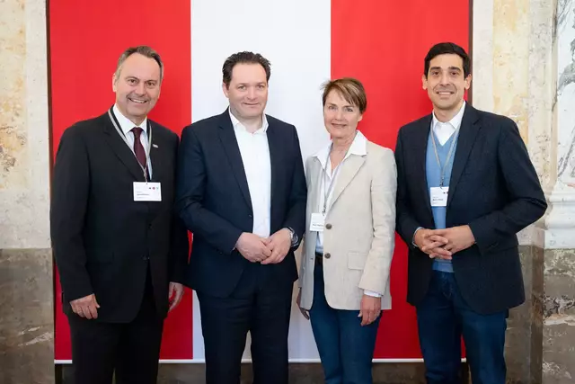 Wiener Klimadirektor Andreas Januskovecz, Bundesminister Norbert Totschnig, Birgit Mair-Markart (Naturschutzbund Österreich), Sebastian Bohrn Mena (Stiftung COMÚN) | Foto: COMÚN