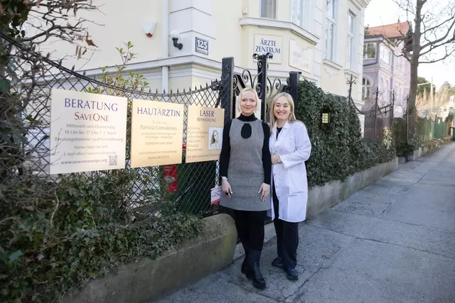 Dr. Patricia Convalexius und Patientin | Foto: Rene Brunhölzl