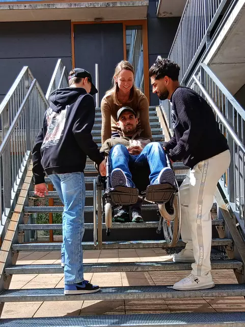 Mit Rollstuhl und Rollator: IVB- und Pflegelehrlinge gehen gemeinsam auf einen Parcours der Mobilitätseinschränkungen. | Foto: Seniorenpark HALLIT