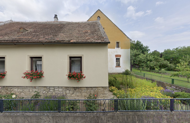 Zogelsdorf 7: Das dürfte die neue Geschäftsstelle der SK Liegenschaftsbeteiligungs GmbH sein - das Unternehmen von Sebastian Kurz.
 | Foto: Google Maps