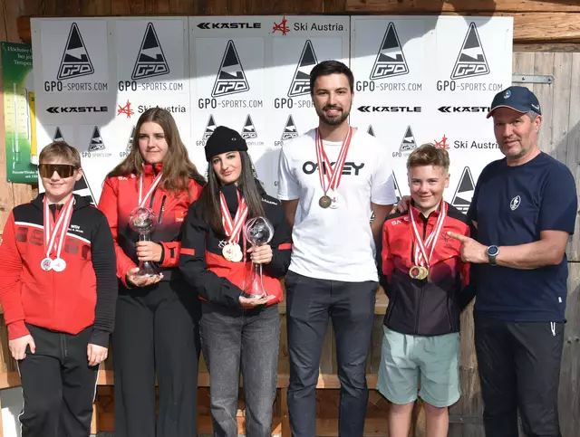 Die Zillertaler ÖSV-MedaillengewinnerInnen (v.l.n.r.): Johannes Hauser, Maria Kupfner, Natalie Hotter (WSV Zell), Andreas Steiner (KSC) und Luis Wechselberger (SC Mayrhofen) mit ÖSV-Referent Arnold Steiner. | Foto: J. Landerer