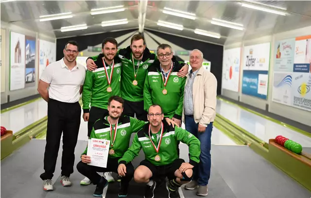 OÖ. Cupsieger 24/25
SV Grün-Weiß Micheldorf
v.l. hinten: Zeilinger Patrick (Schiedsrichter), Wögl Christian, Kaiblinger Gabriel, Bruckner Klaus, Hiegelsberger Franz (Sportobmann)
v.l. vorne: Ecker Daniel, Futschik Thomas
