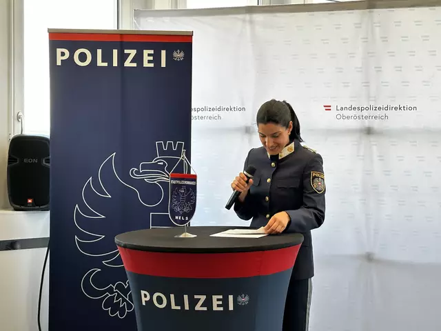 Die Feierlichkeiten wurden von Polizeipressesprecherin Fulya Öncel moderiert. | Foto: MeinBezirk/Braun