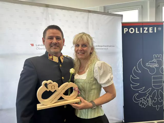 "Sie ist mein wichtigster Anker", so der neue Stadtpolizeikommandant Stefan Müller an der Seite seiner Gattin. | Foto: MeinBezirk/Braun