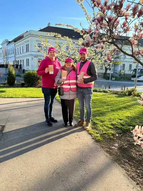 Als persönlichen Gruß zum Osterfest haben NEOS Groß-Enzersdorf rund 400 pinke Ostereier an die Bürgerinnen und Bürger der Gemeinde verschenkt.  | Foto: NEOS