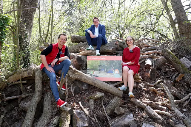 v. l.: "Kinderfreunde"-Vorsitzender Christian Oxonitsch, Klimastadtrat Jürgen Czernohorszky und Bezirksvorsteherin Michaela Schüchner (beide SPÖ) am künftigen Waldspielplatz. | Foto: Stadt Wien/Martin Votava