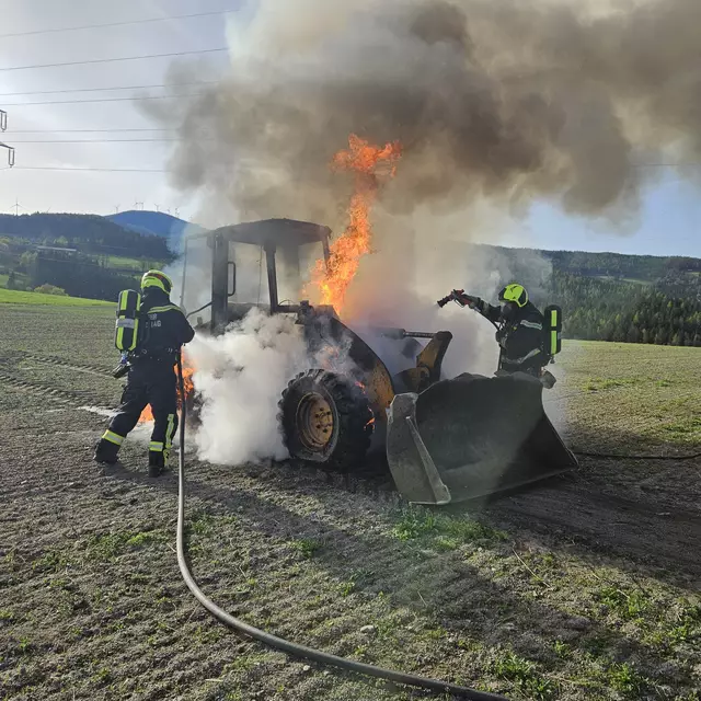 Mit schwerem Atemschutz wurde der Radlader von der Feuerwehr gelöscht.  | Foto: BFVMZ/FF Mürzzuschlag
