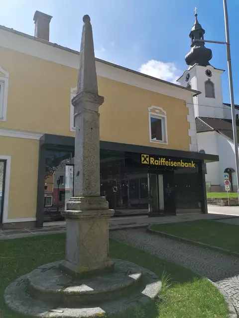 Der Pranger wurde abgetragen und im Marktplatzbereich vor dem Haus Marktplatz 1 aufgestellt. Dort befindet sich heute die Raiffeisenbank. | Foto: Andrea Gierlinger