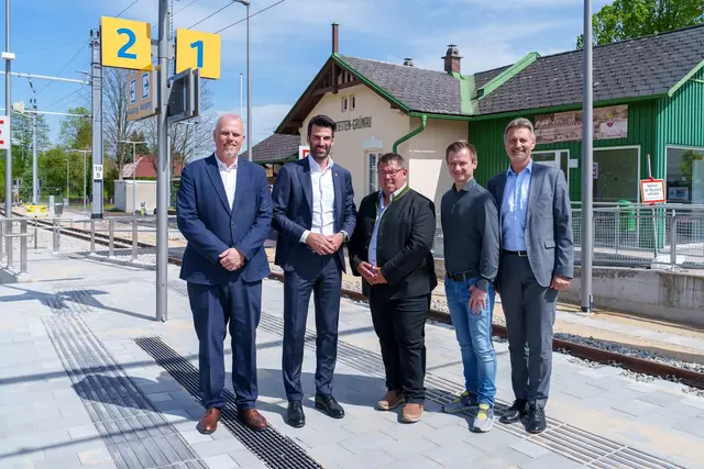 Frühjahrs-Bauarbeiten auf der Mariazellerbahn: NÖVOG Geschäftsführer Michael Hasenöhrl, Landeshauptfrau-Stellvertreter Udo Landbauer, Bürgermeister Arthur Rasch, Leiter NÖVOG Infrastruktur Instandhaltung & Bau Christian Postl und NÖVOG-Geschäftsführer Wolfgang Schroll beim Lokalaugenschein am neuen Bahnhof Hofstetten-Grünau | Foto: Bollwein/NÖVOG