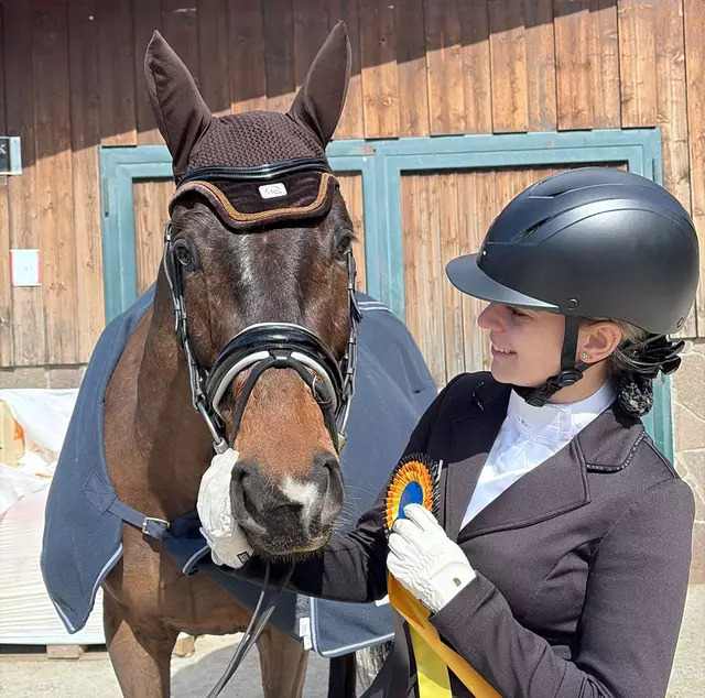 Katrin Kopfer vom Reit- und Therapiezentrum Bad Tatzmannsdorf errang mehrere Preise beim Dressurreitturnier in Weikersdorf.  | Foto: Kopfer